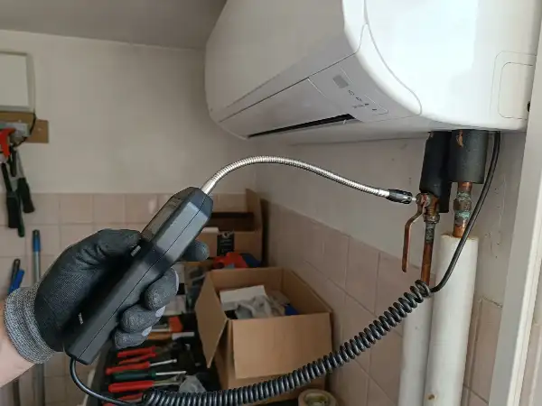 Recherche de fuite au détecteur sur un raccord de climatisation