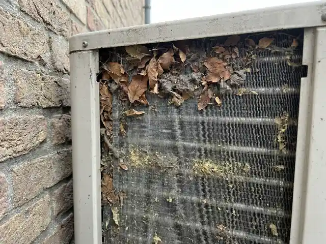 Échangeur de groupe extérieur encrassé par les feuilles